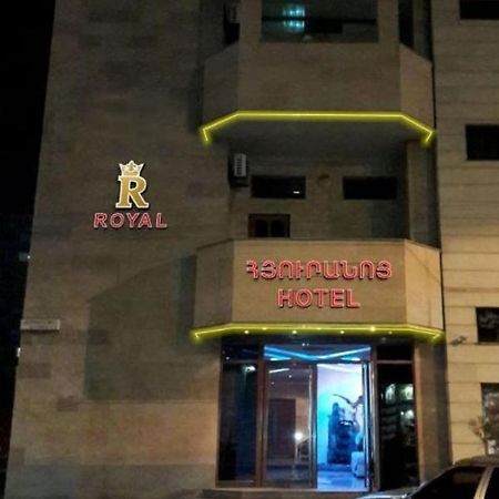 Royal Plus Hotel Erevan Esterno foto