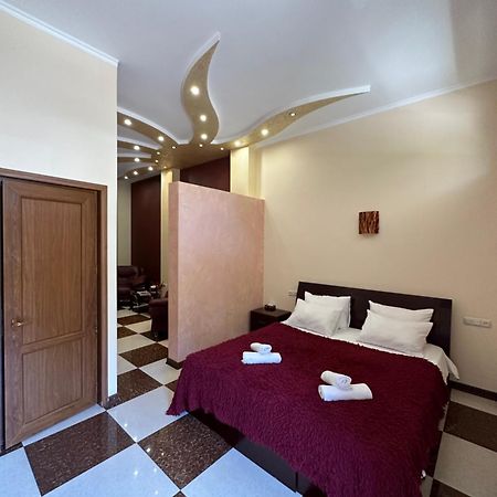Royal Plus Hotel Erevan Esterno foto