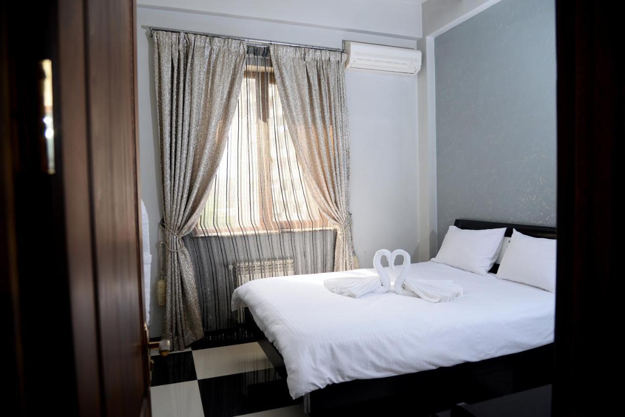 Royal Plus Hotel Erevan Esterno foto