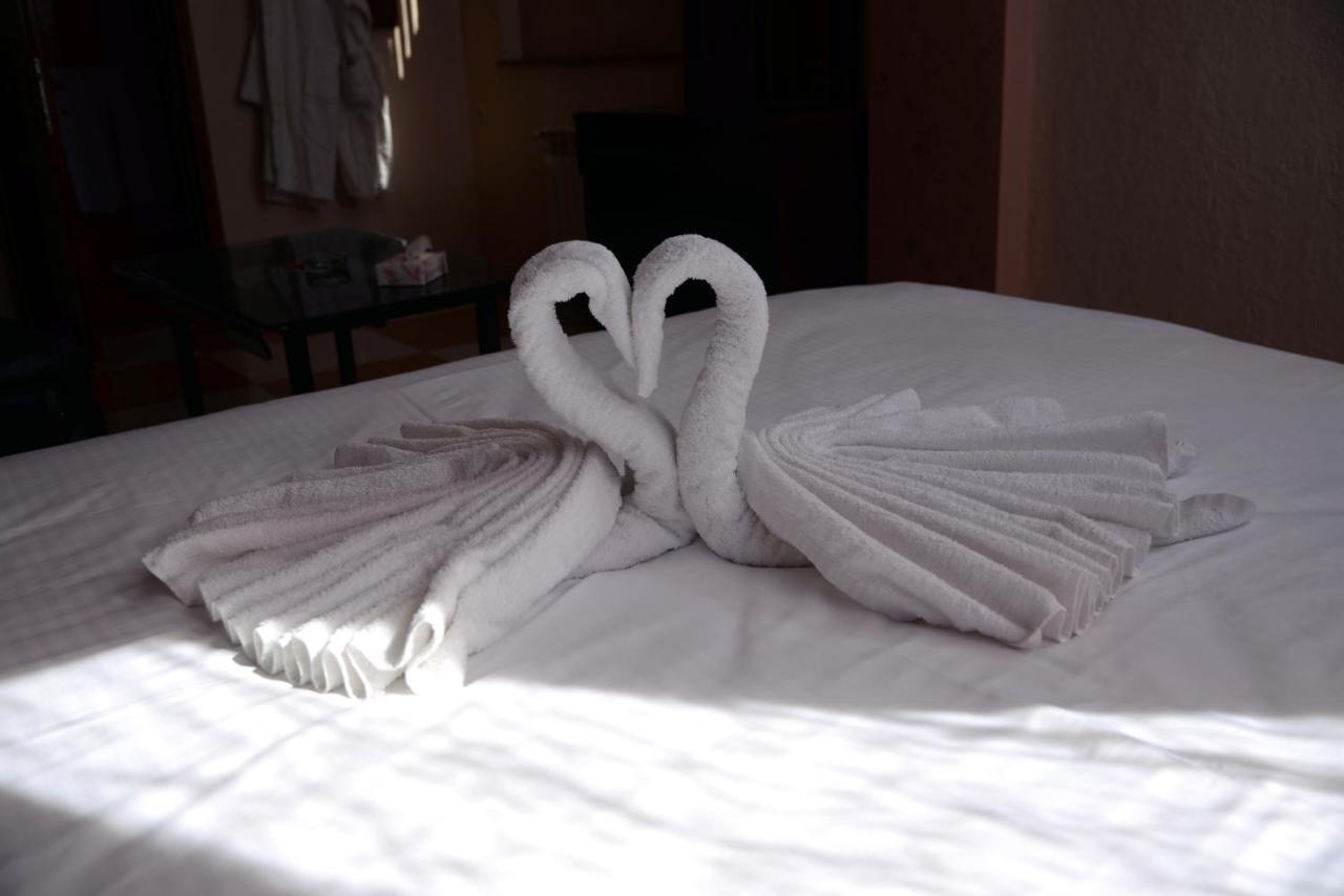 Royal Plus Hotel Erevan Esterno foto