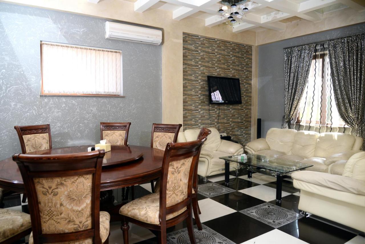 Royal Plus Hotel Erevan Esterno foto