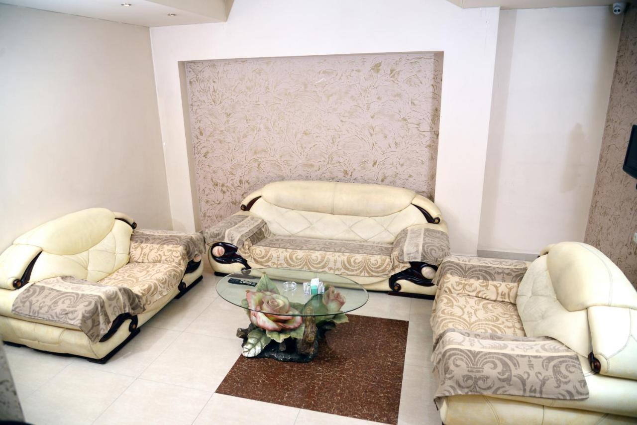 Royal Plus Hotel Erevan Esterno foto