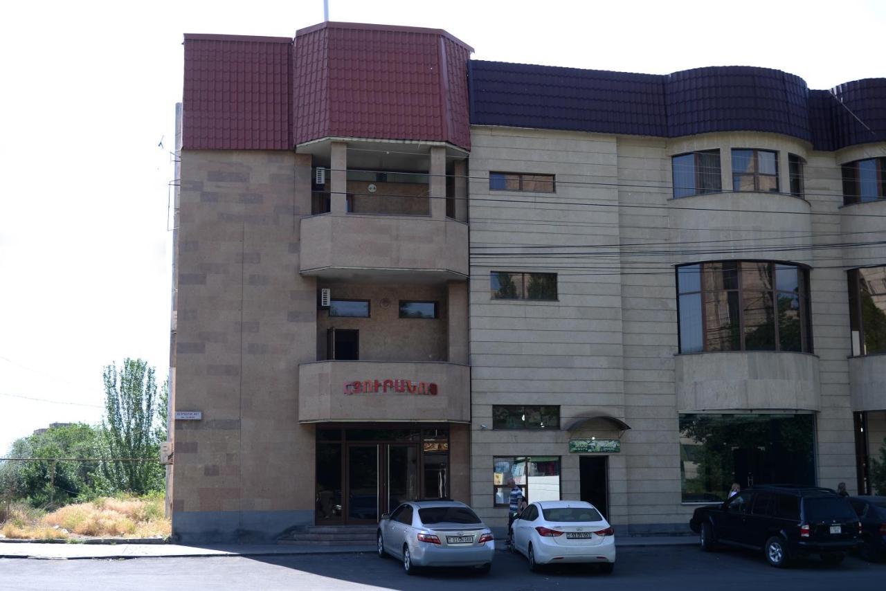Royal Plus Hotel Erevan Esterno foto