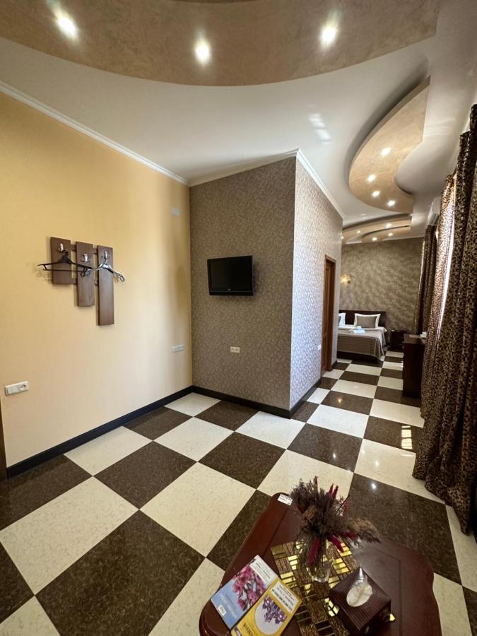 Royal Plus Hotel Erevan Esterno foto