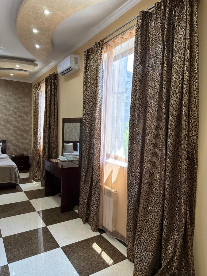 Royal Plus Hotel Erevan Esterno foto