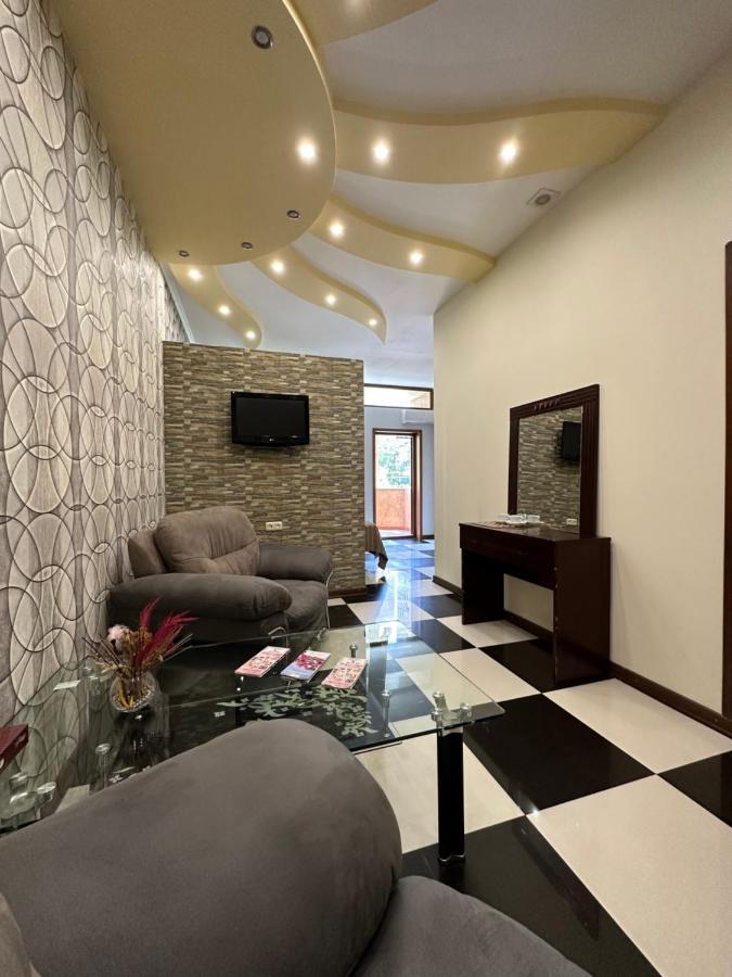 Royal Plus Hotel Erevan Esterno foto