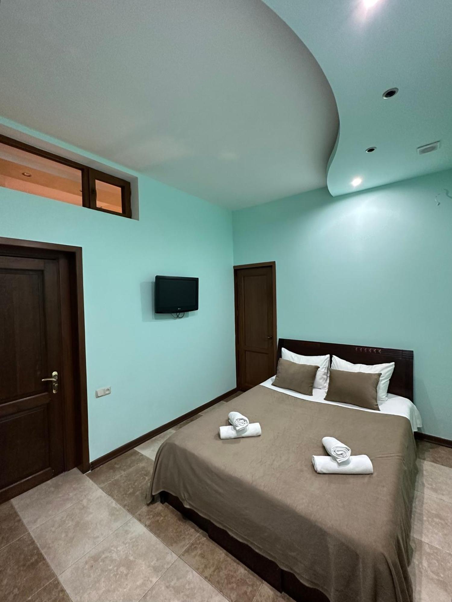 Royal Plus Hotel Erevan Esterno foto