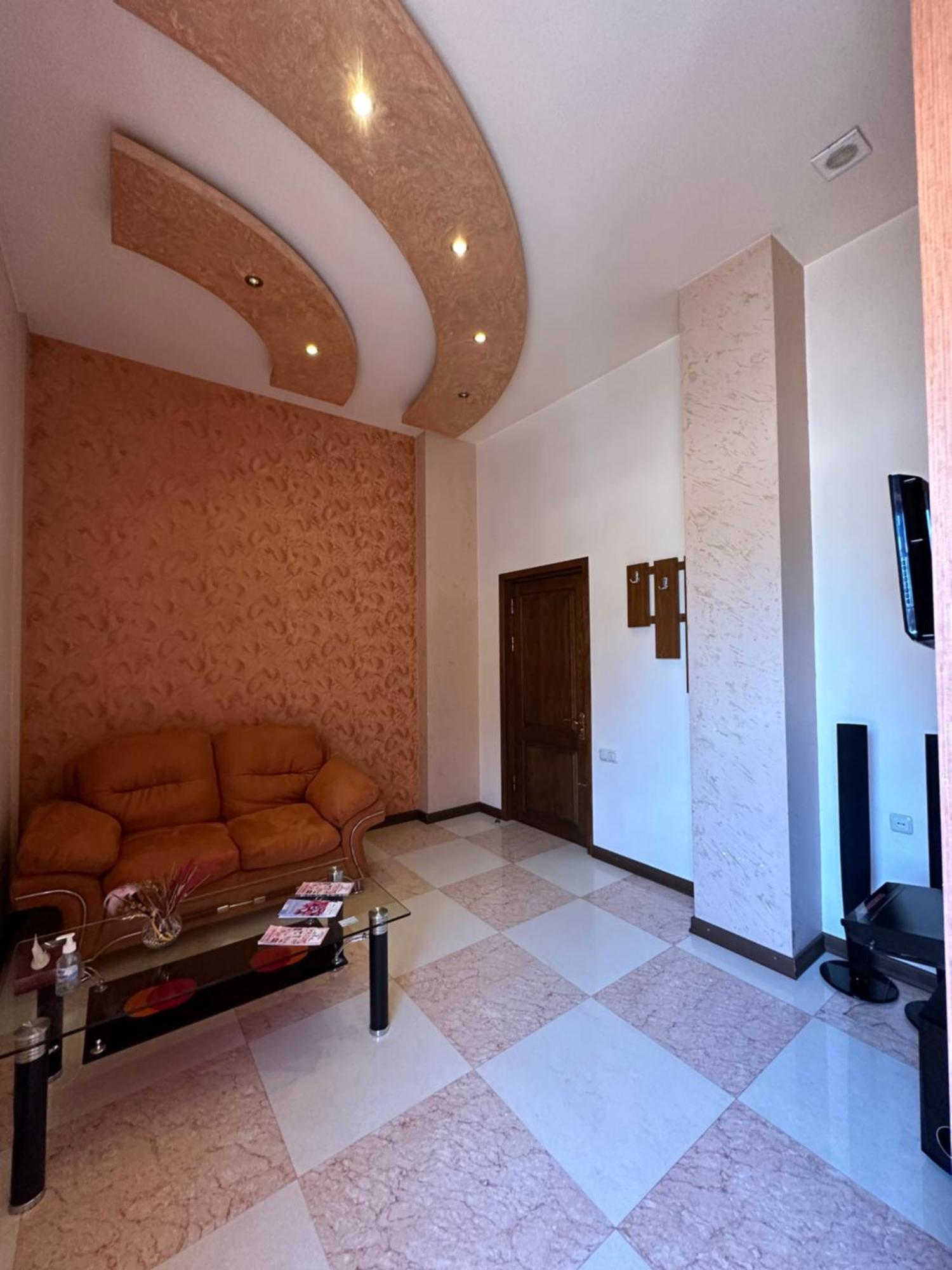 Royal Plus Hotel Erevan Esterno foto