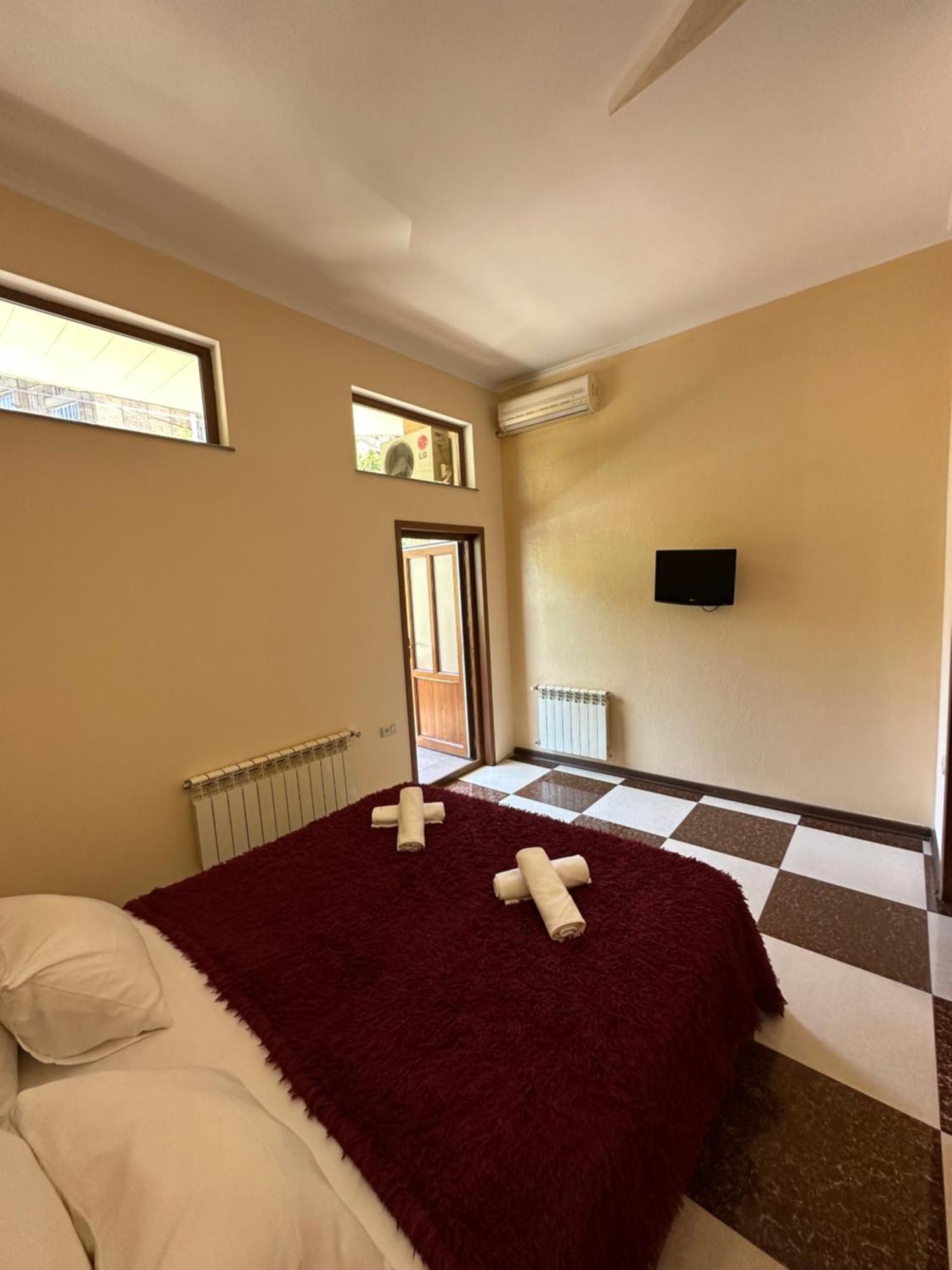 Royal Plus Hotel Erevan Esterno foto