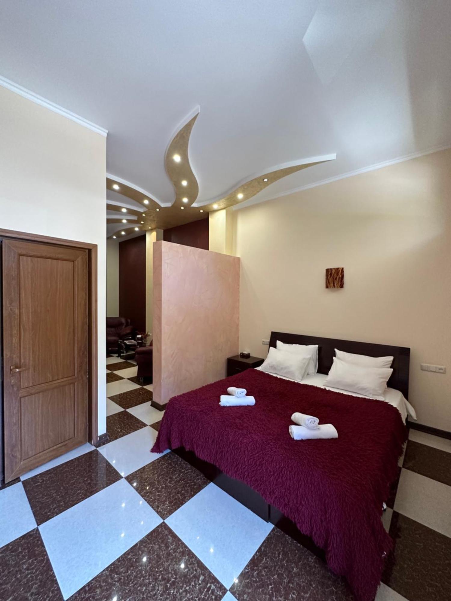 Royal Plus Hotel Erevan Esterno foto