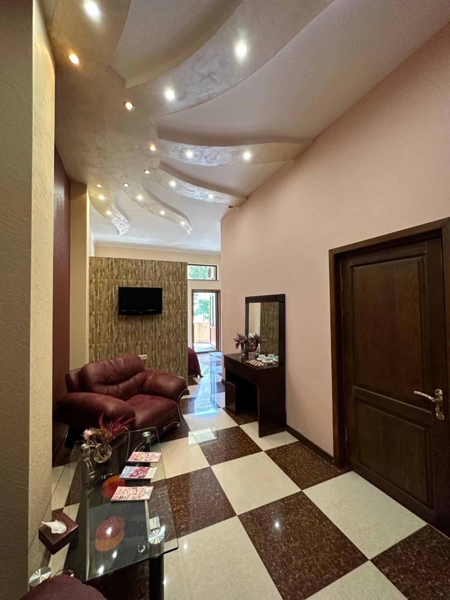 Royal Plus Hotel Erevan Esterno foto