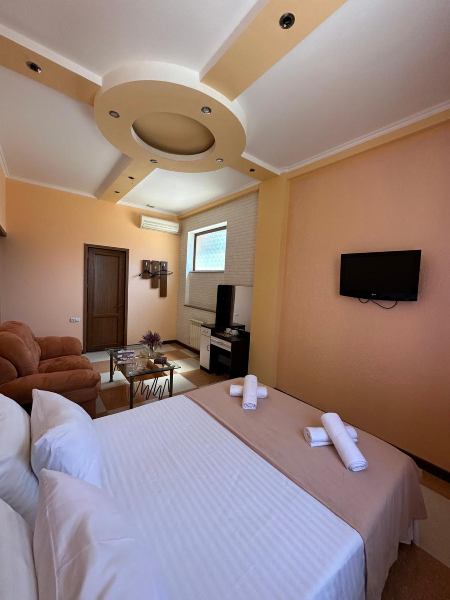Royal Plus Hotel Erevan Esterno foto